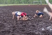◆動画◆男も女も腰まで浸かって泥だらけ！究極の沼地サッカーがヤバすぎる件