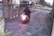 【茨城】新聞配達のバイクが車に派手にはねられてしまう事故の防犯カメラ映像。