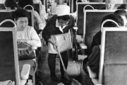 【画像あり】今から57年前、日本の電車内はゴミだらけだった　中国だと話題に