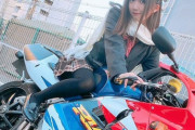 【画像】美少女アイドルさん、バイクを納車しさっそく車に突っ込んでしまう・・・