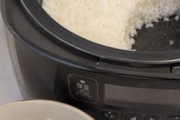 【悲報】炊飯した米を混ぜる理由が分からない人、ボロクソに叩かれる