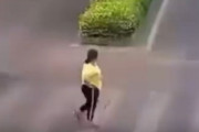 【動画】女さん、横断中にバイクが来たので立ち止まった結果