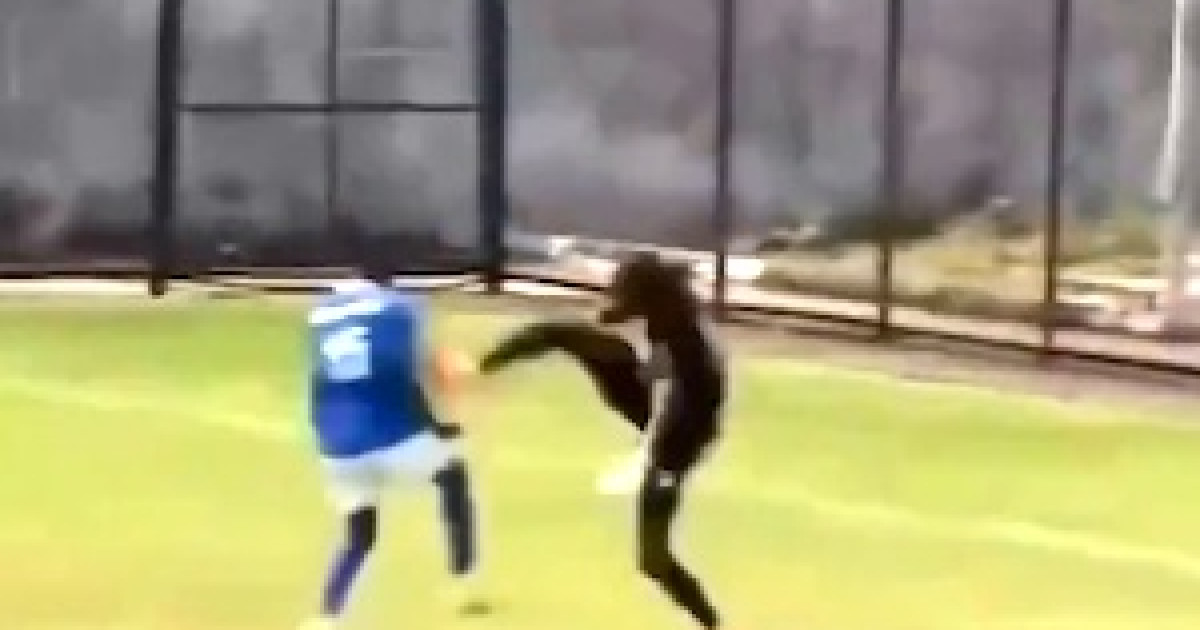 【動画】サッカーで死亡事故。ゴールキーパーの前蹴りを食らった選手が亡くなる。