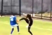 【動画】サッカーで死亡事故。ゴールキーパーの前蹴りを食らった選手が亡くなる。