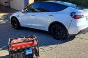 【悲報】カリフォルニア民、電力が足りないためテスラ車をガソリン発電機で充電している模様wwwwwww
