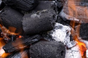 「炭は自然に還らない」この常識を知らない人がいるらしい