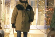 【画像】B’z稲葉浩志、愛犬の散歩をFRIDAYされるも合成にしか見えないｗｗｗ