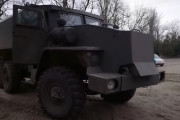 装甲を強化したロシア軍のトラック「ウラル4320」！