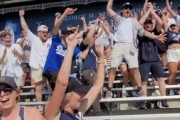 【動画】アメリカ人さん、球場で試合も見ずに勝手に大盛り上がりしてしまう