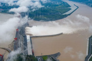 中国、三峡ダムでゲート9門を開き、放流量を毎秒4.3万立方メートルまで増加！