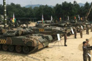 米陸軍兵士が韓国陸軍保有のロシア製T-80U戦車を運転体験…第3機甲旅団を視察！
