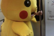 【画像】ピカチュウ、電車通勤