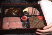 【AKB48】本日の生配信で出された10,800円のお弁当がこちら🥩🍱