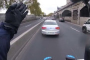 すごい運転で救急車をエスコートするバイク警官たちのヘルメットカメラ。（パリ）