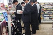 海外「図書館かな？」 昼休憩中にコンビニで立ち読みする日本人サラリーマン達