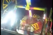 安全バーの故障？回転アトラクションから少女が落下してしまう大事故の映像。