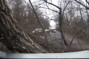 【動画】これは避けられない。道路を走行中、突然大きな木が！(ﾟoﾟ)