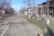 【軍事】マリウポリの住宅に主砲を撃ち込む戦車からの眺め。