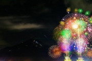 山中湖で開催された報湖祭花火大会が90回目を迎え！壮大な夜空を彩る光の祭典！