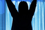 【警告】『一人暮らしの女の子、シルエット丸見えです』…遮光カーテンの重要さが話題
