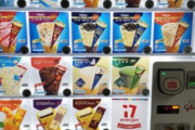 【画像あり】アイスクリームの自販機、限界突破🍦🍦🍦🍦🍦🍦🍦