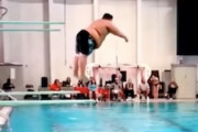 相撲取り級に太っているのにプールへの飛び込みが異常に上手い男。
