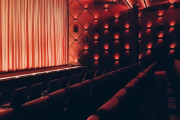 彼女が映画館で映画観終わると拍手する人で困ってる