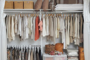 【吊るす収納】もう服をたたんで片づける必要なし！そのときのコツとは？