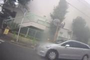【東京】横断歩道を渡る小学生に車が突っ込みかけるヒヤット動画。