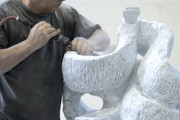 【動画】大理石の彫刻家が重さ550キロの塊から作品を削り出す制作風景。