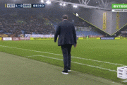 ◆Gif小ネタ◆本田加入と聞いて久々にエールの試合見てみたらスルツキがテクニカルエリアを徘徊しててワロタｗｗｗ