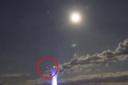【謎の光】カメラがとらえた光る物体　夜空を超高速で移動　正体は?