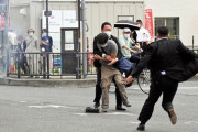 【画像】安倍の銃撃音でひっくり返った女子高生ｗｗｗｗｗｗｗｗｗ