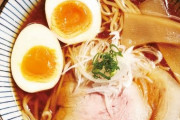 ワイ「店主、ラーメン一つ、丼なしで」店主「…！あいよ」