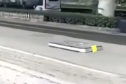 【動画】中国のEV車、バッテリーを落として道路のど真ん中で動けなくなってしまうｗｗｗ