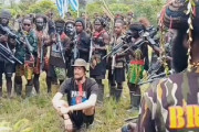 【未開の地】西パプア民族、くっそ武装してた！拉致された外国人パイロットが久々に公開「2ヶ月以内に独立認めなければ死」