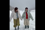 雪に倒れ込む河田陽菜と森本茉莉　#日向坂46