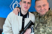 1人で約10人のロシア兵を打ち負かしたウクライナ軍兵士「プレデター」をザルジニー総司令官が表彰！