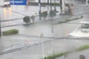 【動画】 福岡県久留米市の各地で冠水・浸水被害 「海になってます」 ゆめタウン付近がエグい光景に・・