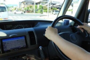 両手で車のハンドル握るやつwwwwwwwwwwwwwwwwwwwwww