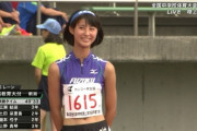 【画像】陸上美少女中学生、とんでもない文字が入ったユニフォームを着させられる