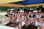 【画像】セクシー女優のBBQ大会、肉がめちゃくちゃマズそうｗｗｗｗ