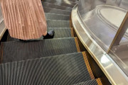 外国人が日本のカーブするエスカレーターに驚愕「どんな魔法なんだ！」