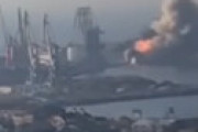 ロシア軍 ｢ウクライナの港を制圧して揚陸艦を入港させたからプロパガンダ動画流したるわ！｣ ⇒ 場所を特定されミサイル撃たれ撃沈