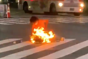 【動画】おっさん、渋谷の道路の真ん中で焼身自殺を図ろうとするも呆気なく逮捕される