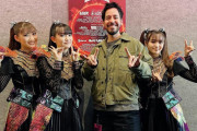 【海外】BABYMETALとLINKIN PARKのマイク・シノダのバックステージショット