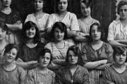 【アイルランド】120年前に撮影された少女たちの写真に残された奇妙な点