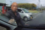 交通トラブルで「出てこいよ」78歳男逮捕　車のドアたたき“刃物”見せながら相手ドライバー脅した疑い  [4/15]