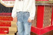 【乃木坂46】井上和のシャツ×デニム全身ショット