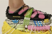 【悲報】高級ブランドのバレンシアガさん、とんでもない靴を生み出してしまう